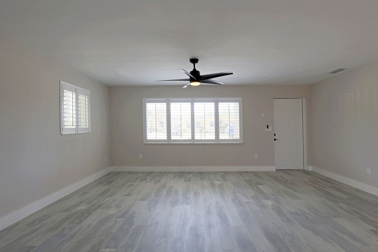 2443 Harvard Ave - Photo 4 of 28