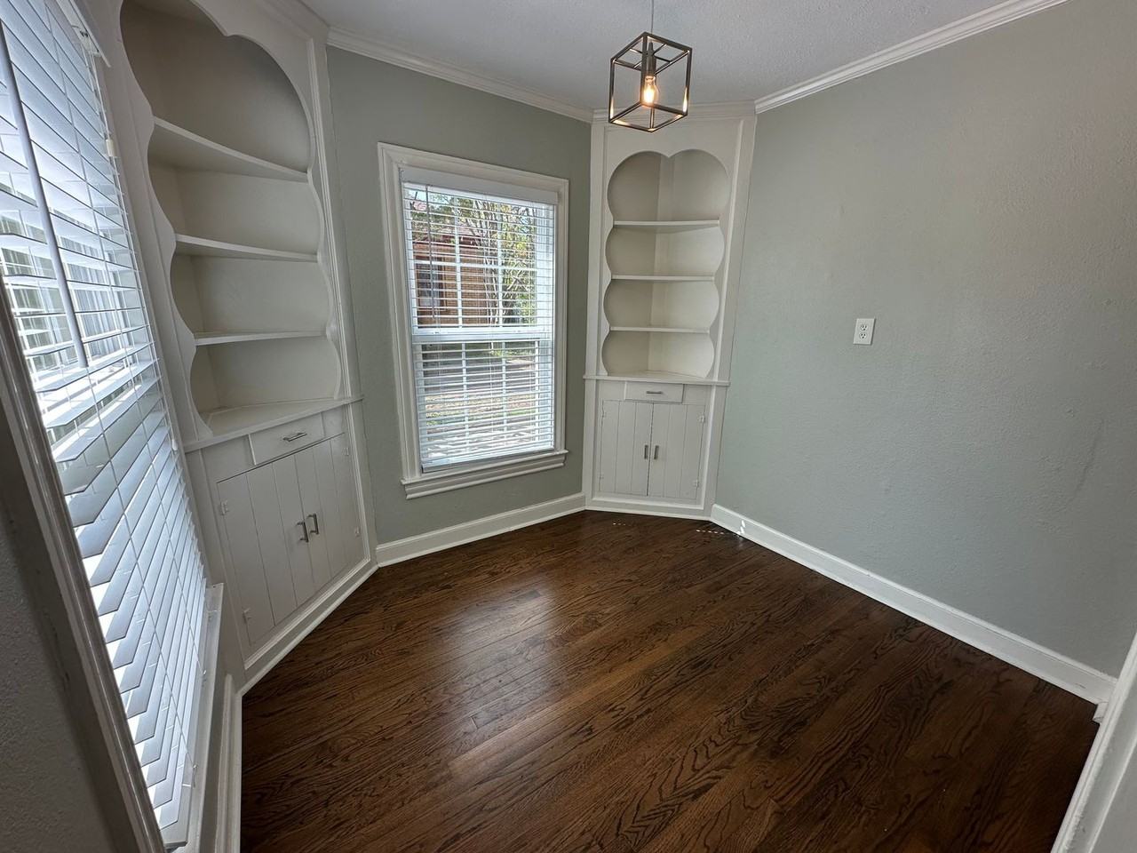 514 E Charnwood St - Photo 4 of 33