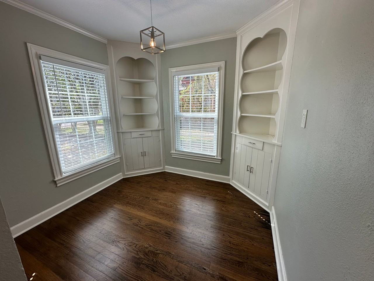 514 E Charnwood St - Photo 5 of 33