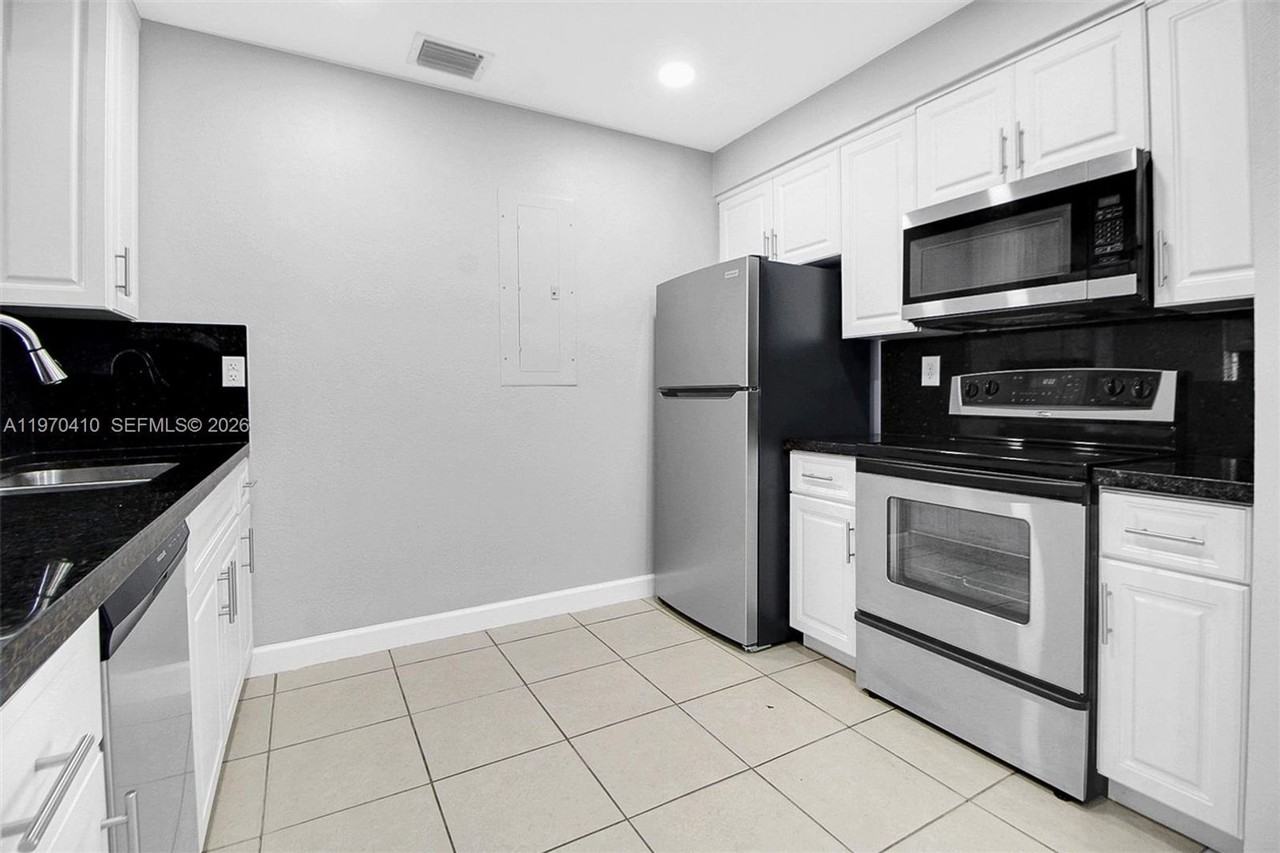 11740 Sw 182nd Ter - Photo 2 of 19