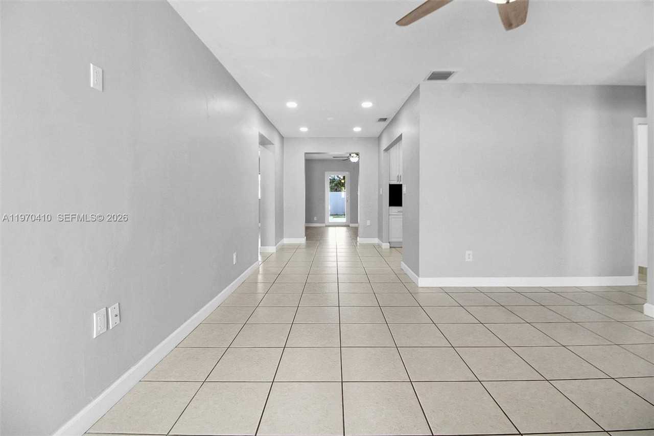 11740 Sw 182nd Ter - Photo 5 of 19