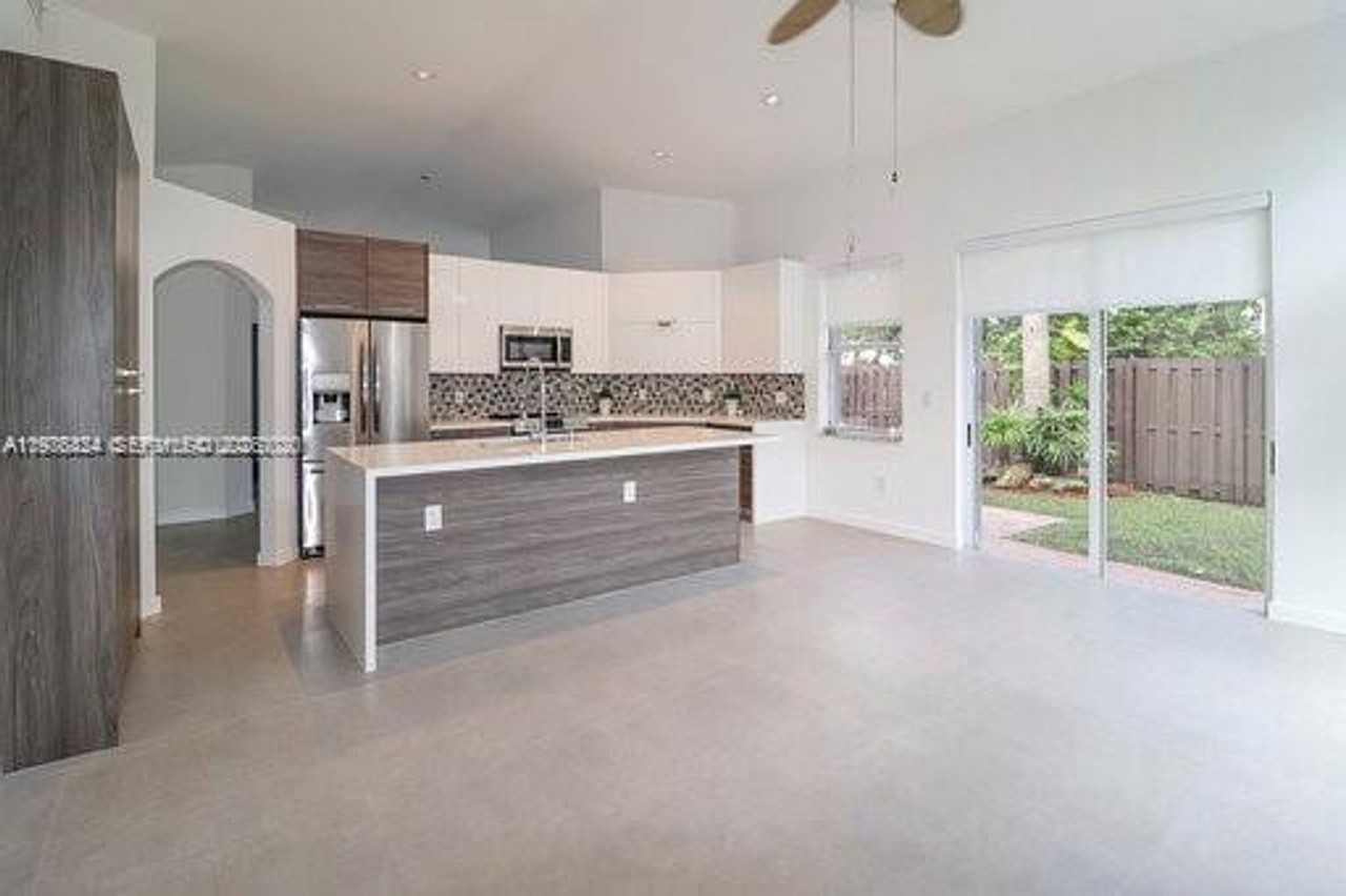 10889 Nw 58th Ter - Photo 3 of 19