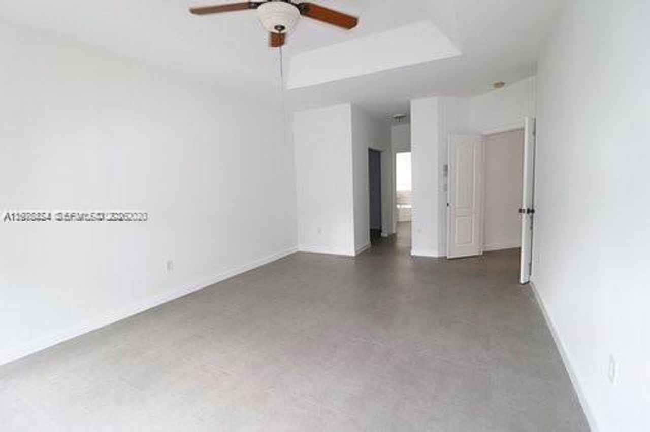 10889 Nw 58th Ter - Photo 7 of 19