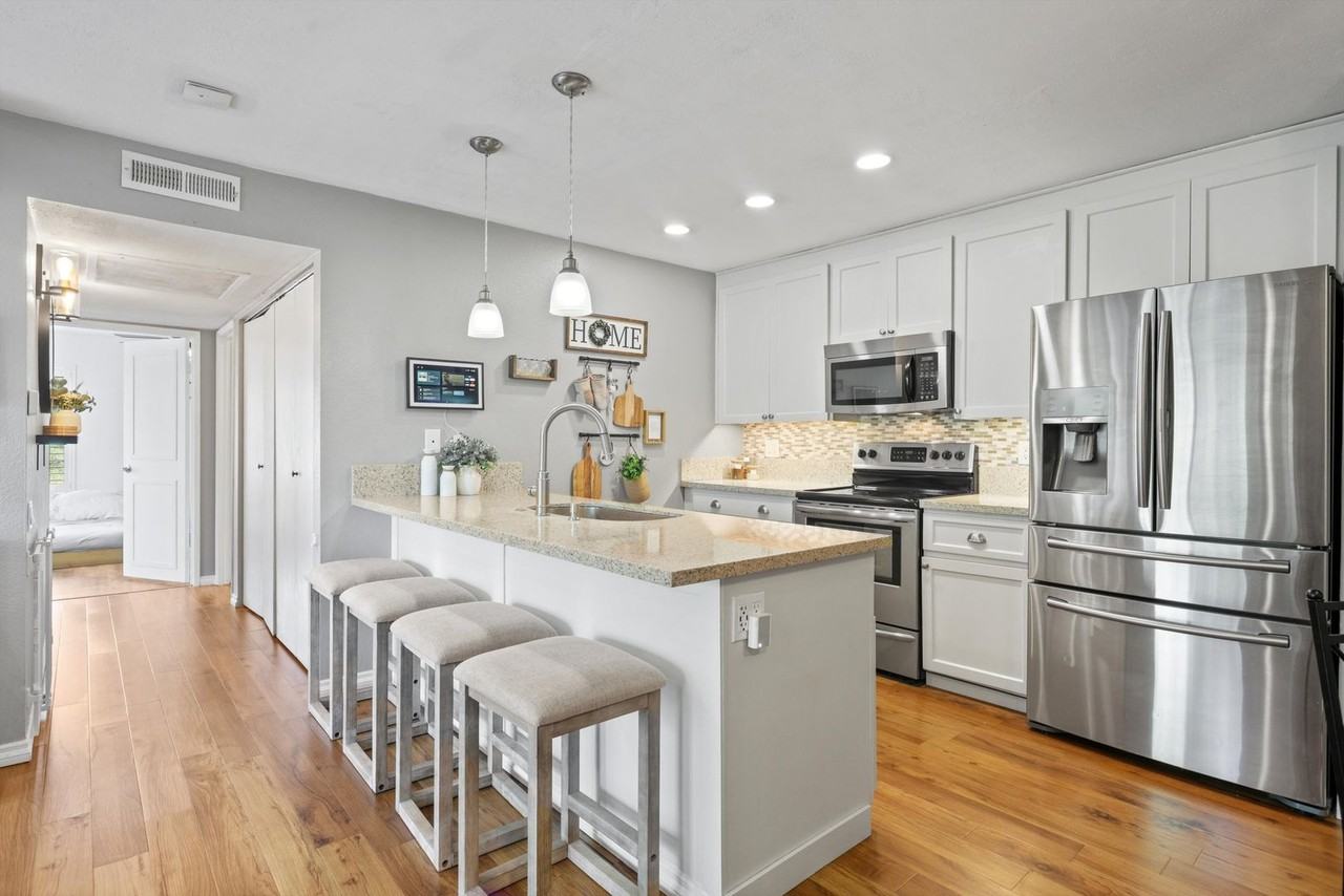 21913 Rimhurst Dr - Photo 2 of 28