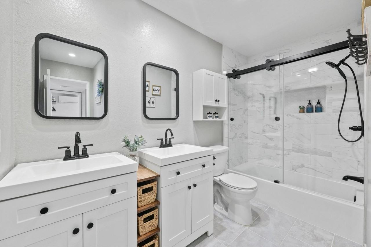 21913 Rimhurst Dr - Photo 3 of 28