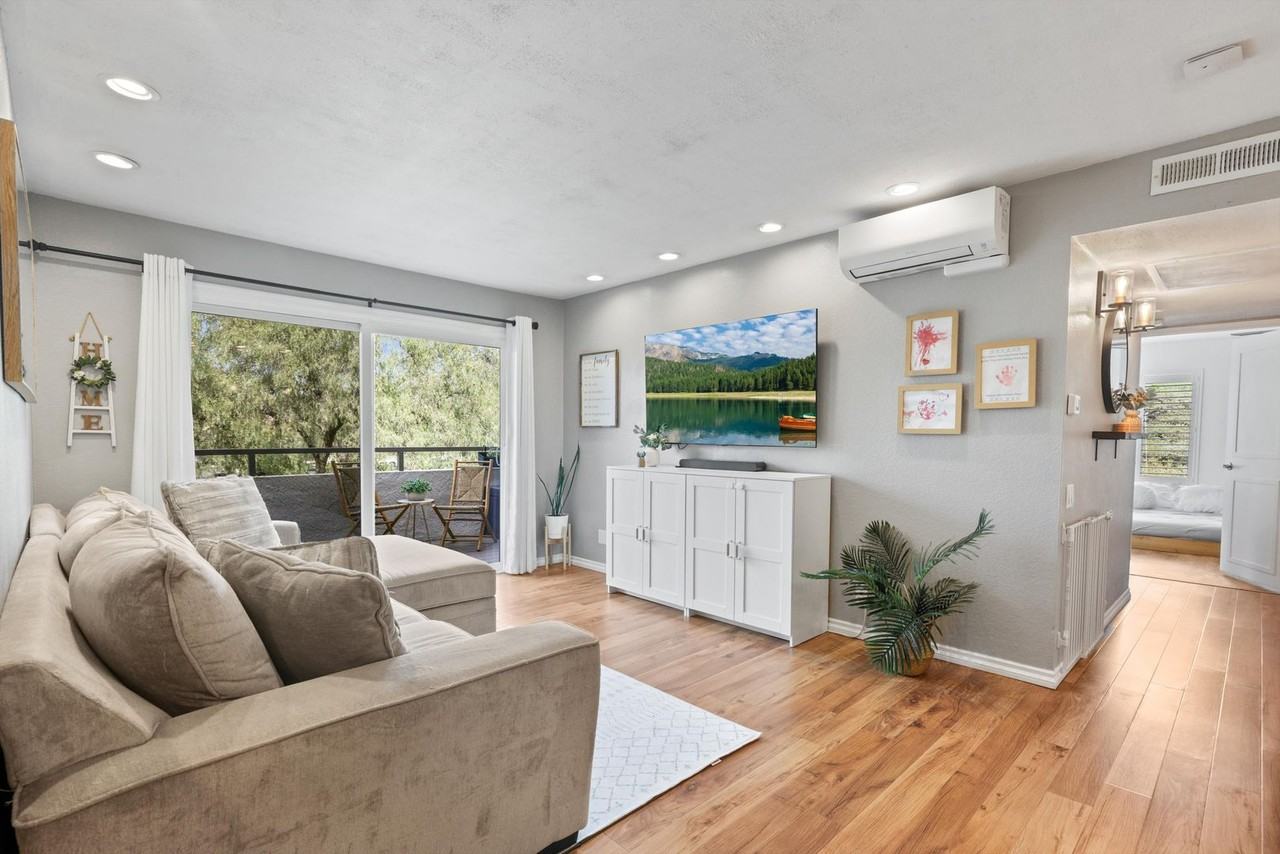 21913 Rimhurst Dr - Photo 4 of 28