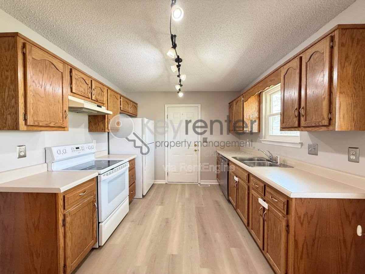 103 Cedar Tree Ln - Photo 3 of 10