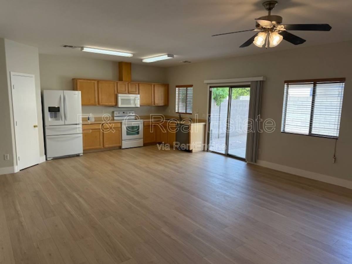 7042 W Mercer Ln - Photo 2 of 10