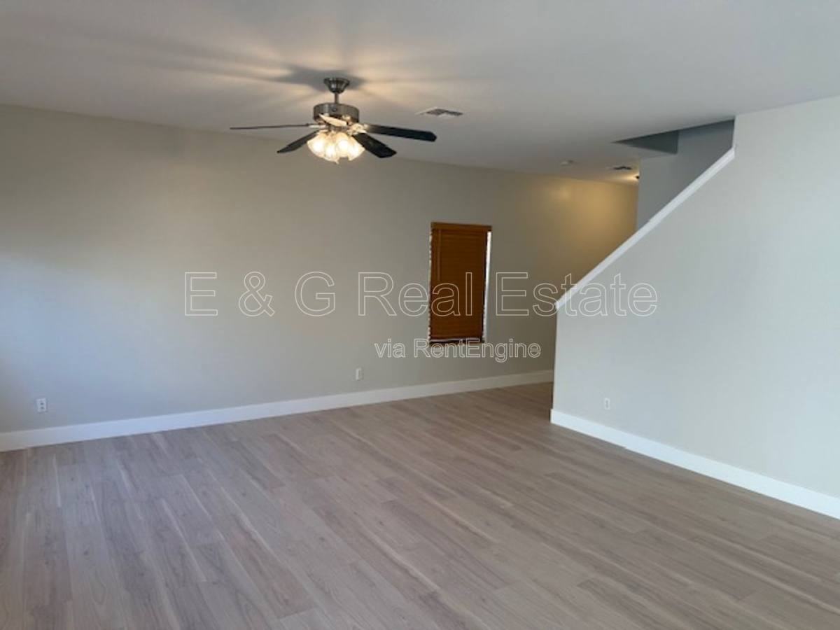 7042 W Mercer Ln - Photo 3 of 10