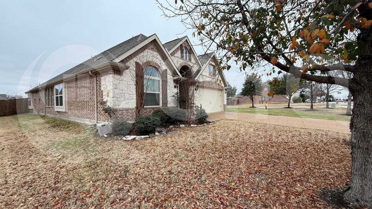 4204 Overton Dr - Photo 2 of 10