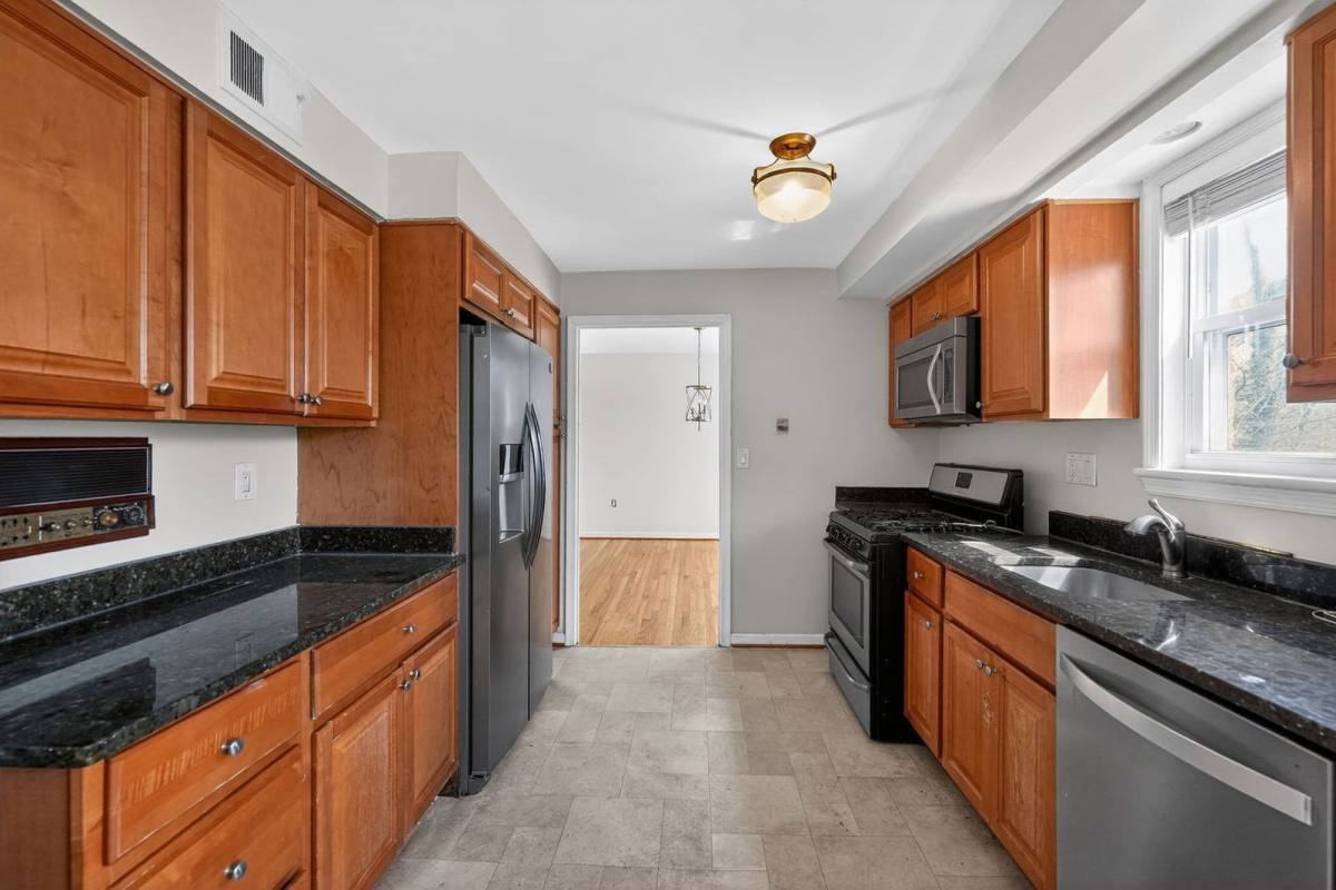 12203 Westview Dr - Photo 2 of 10
