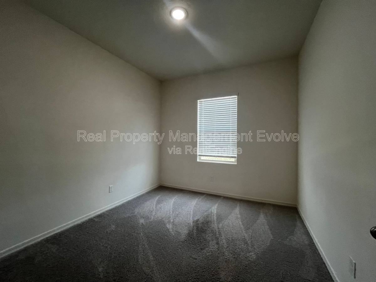 19434 W Hazelwood St - Photo 3 of 10