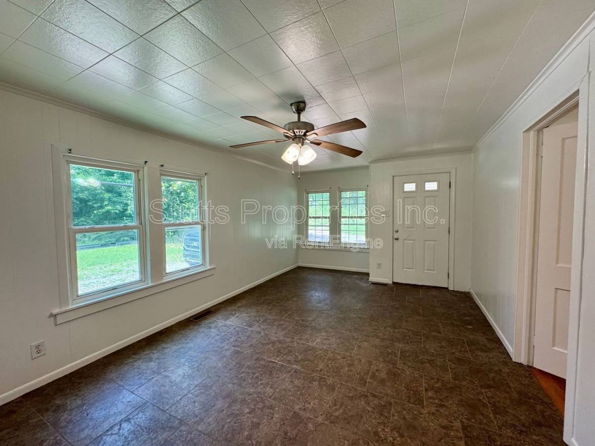 512 Trade St - Photo 2 of 9