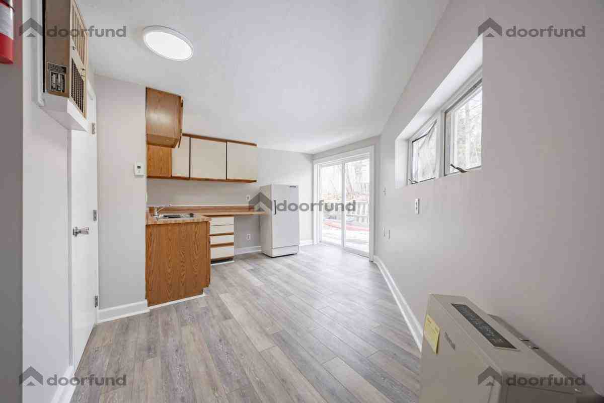 7 Crescent St #4 - Photo 2 of 10