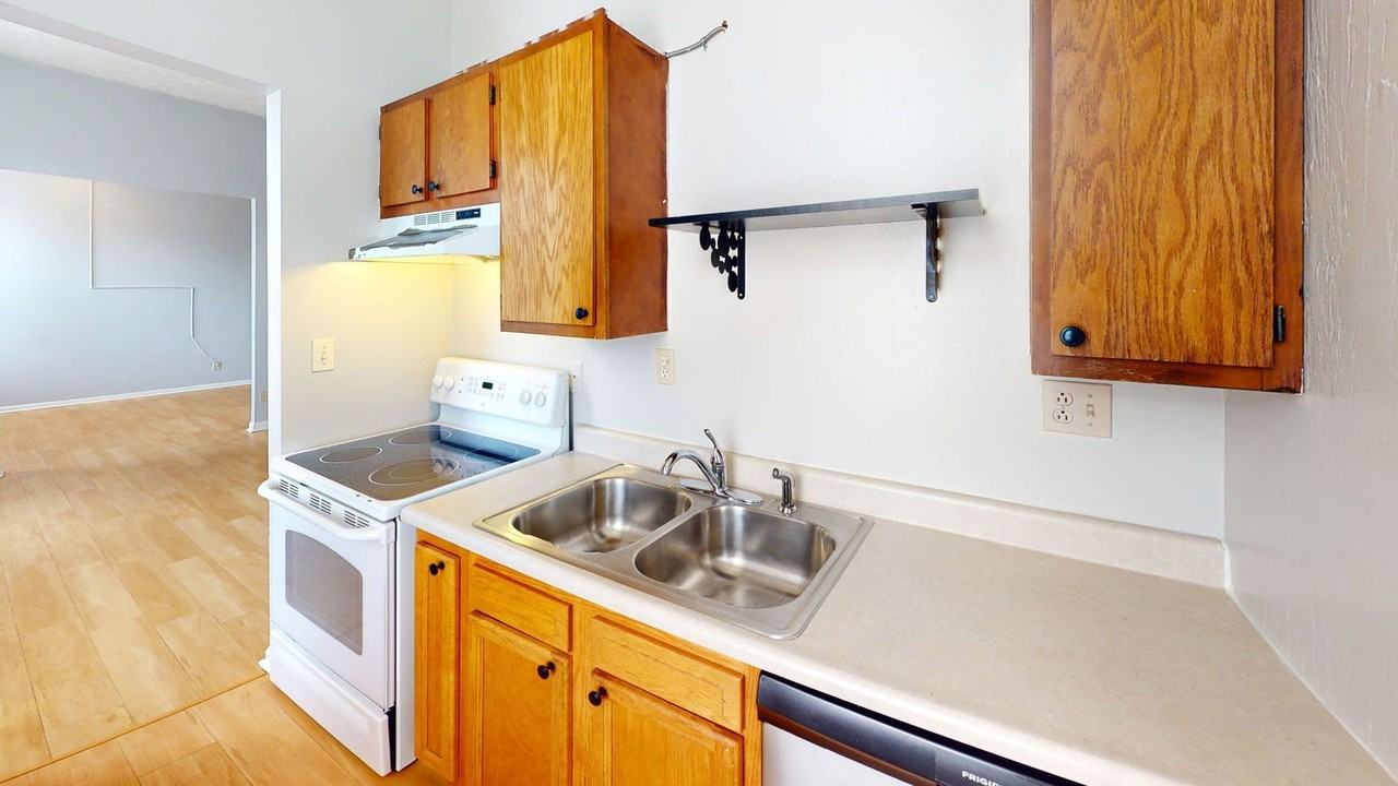 1506 William Howard Taft Rd #4 - Photo 5 of 7