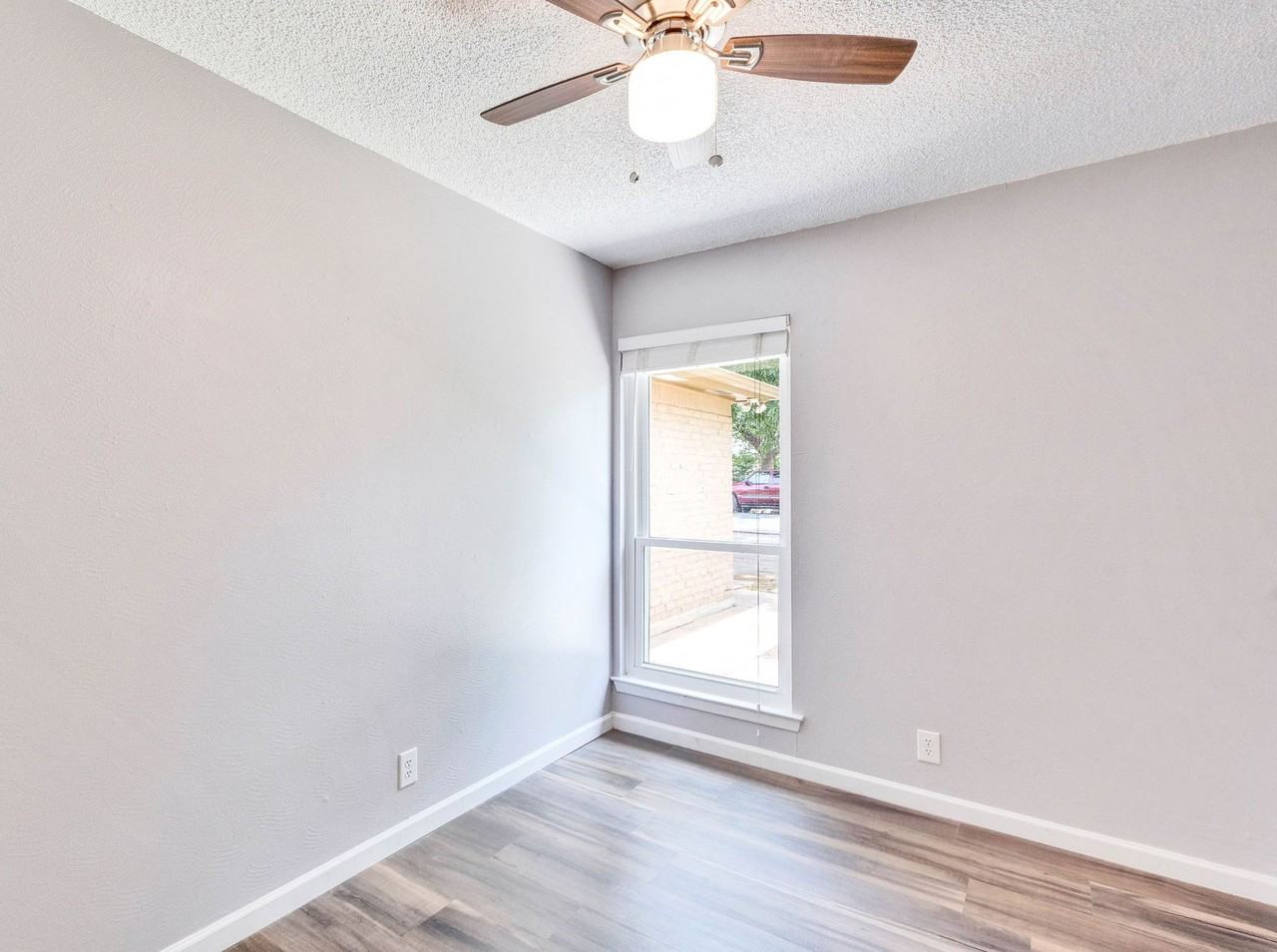 1007 Echo Ln - Photo 4 of 50