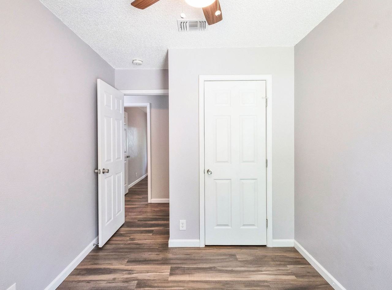 1007 Echo Ln - Photo 5 of 50