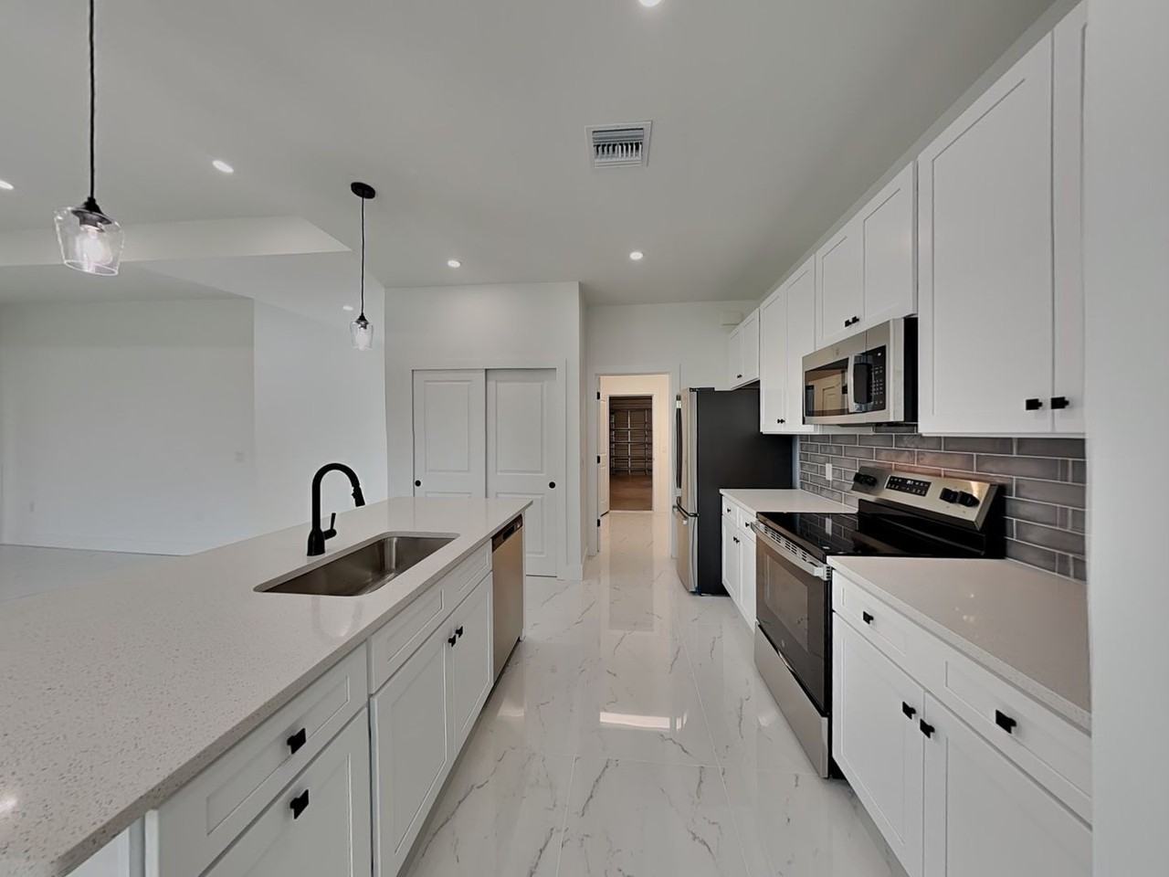 4224 Ne 22nd Pl - Photo 5 of 32