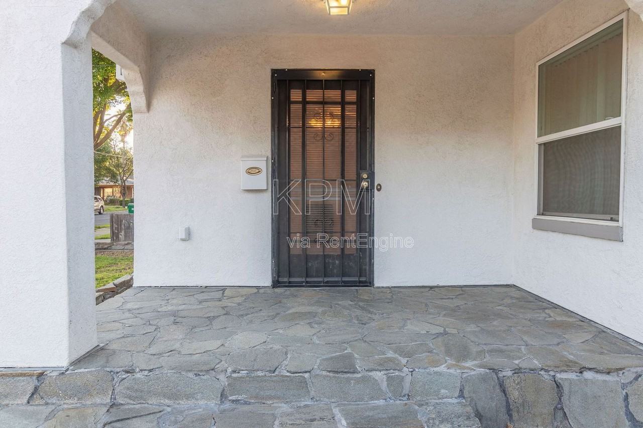 325 E Mariposa Ave - Photo 2 of 27