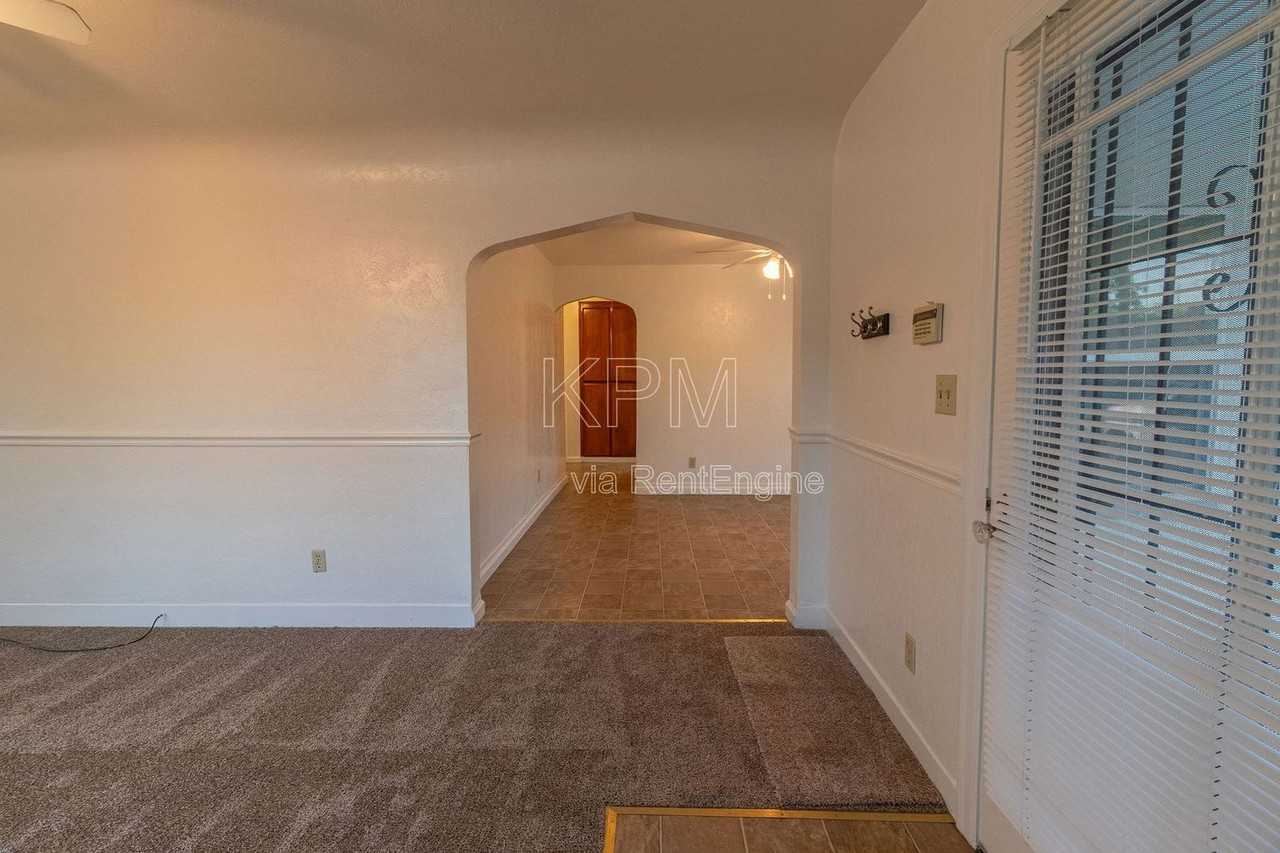 325 E Mariposa Ave - Photo 3 of 27