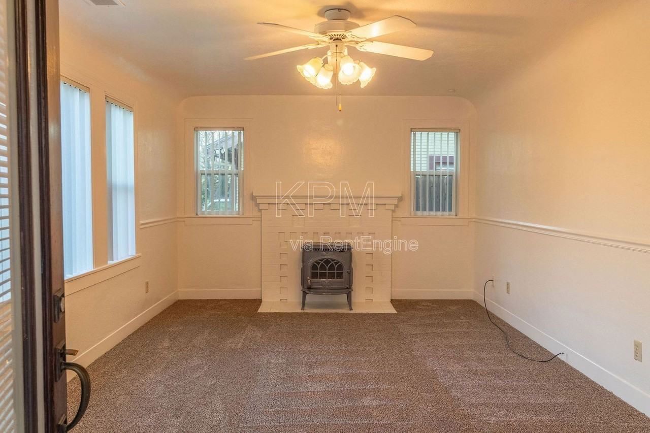 325 E Mariposa Ave - Photo 4 of 27