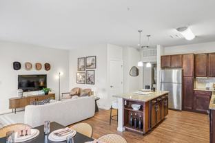 Lucent - Photo 1 of 1