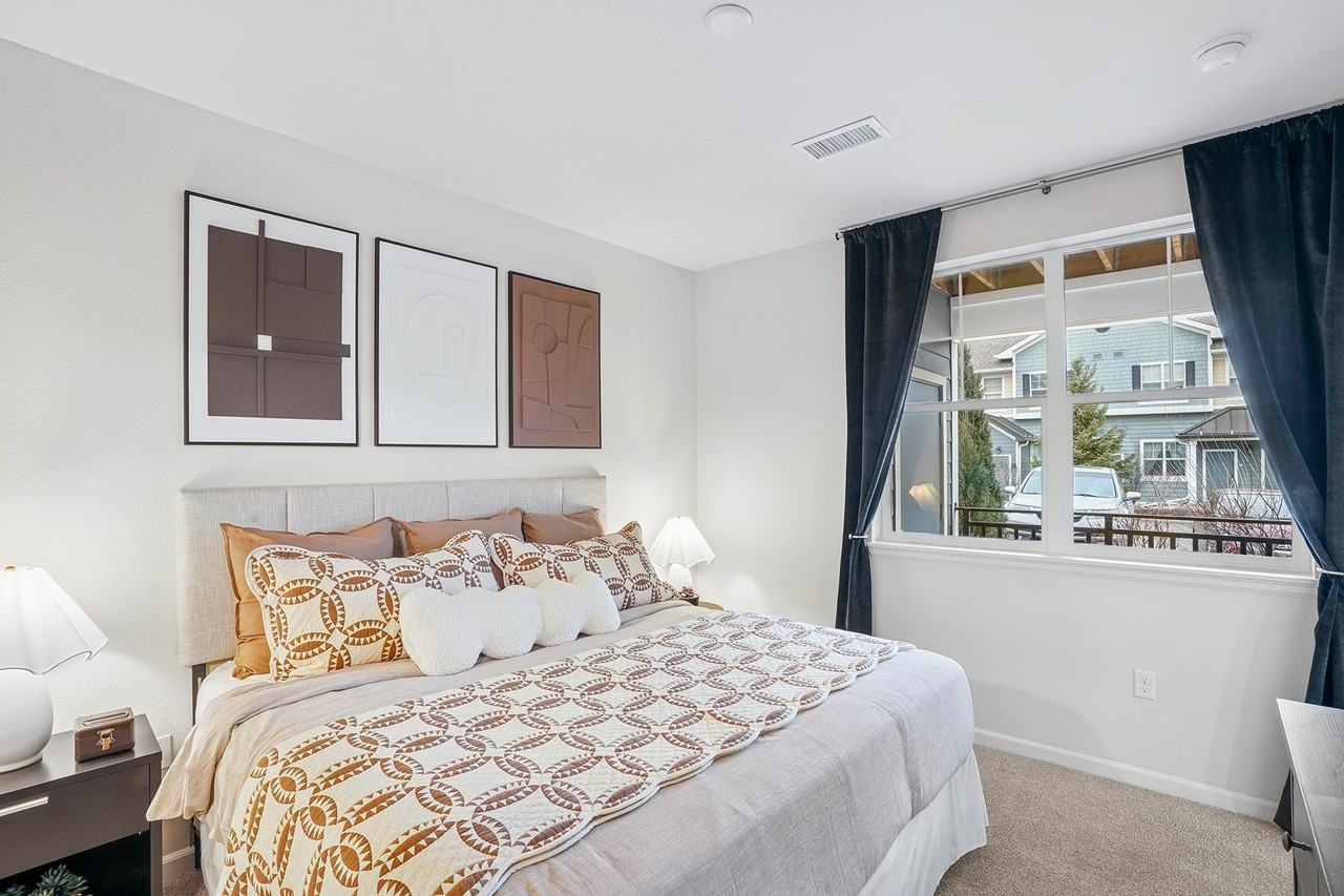 Lucent - Photo 2 of 22