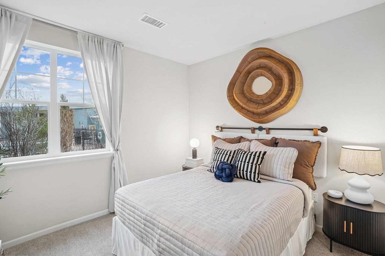 Lucent - Photo 5 of 22