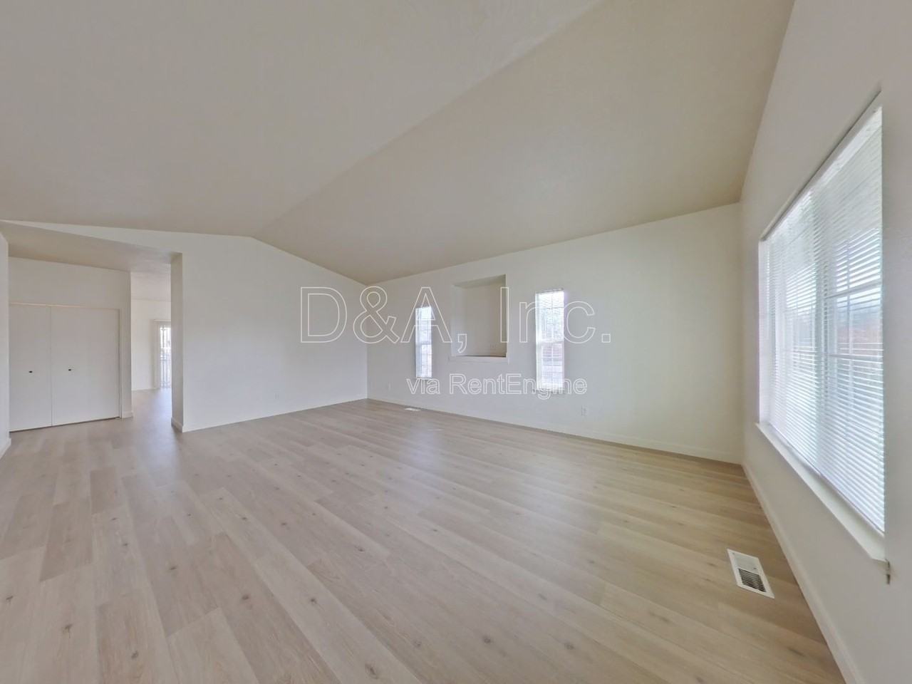 4373 Mackinaw Ave Se - Photo 3 of 19