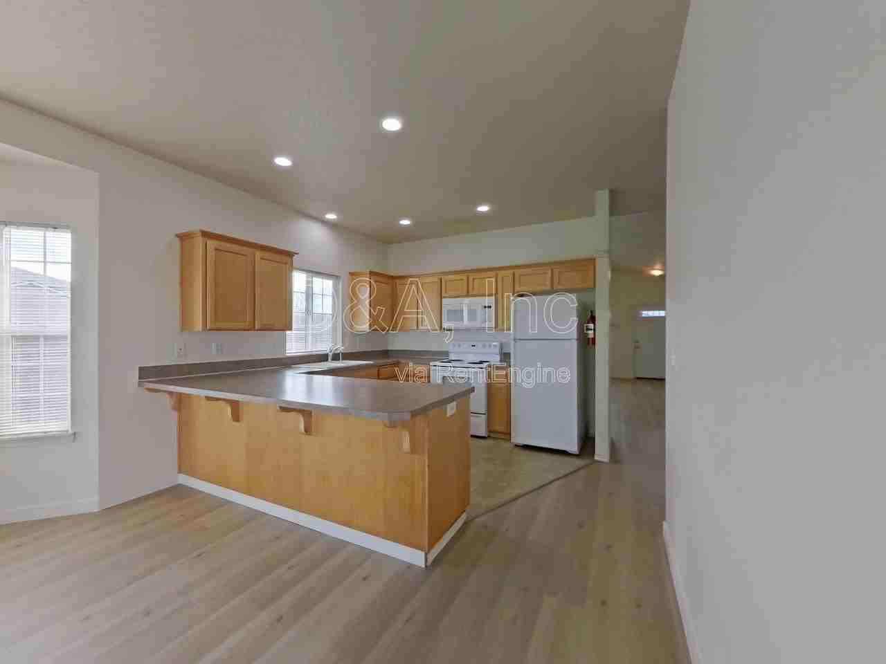 4373 Mackinaw Ave Se - Photo 7 of 19