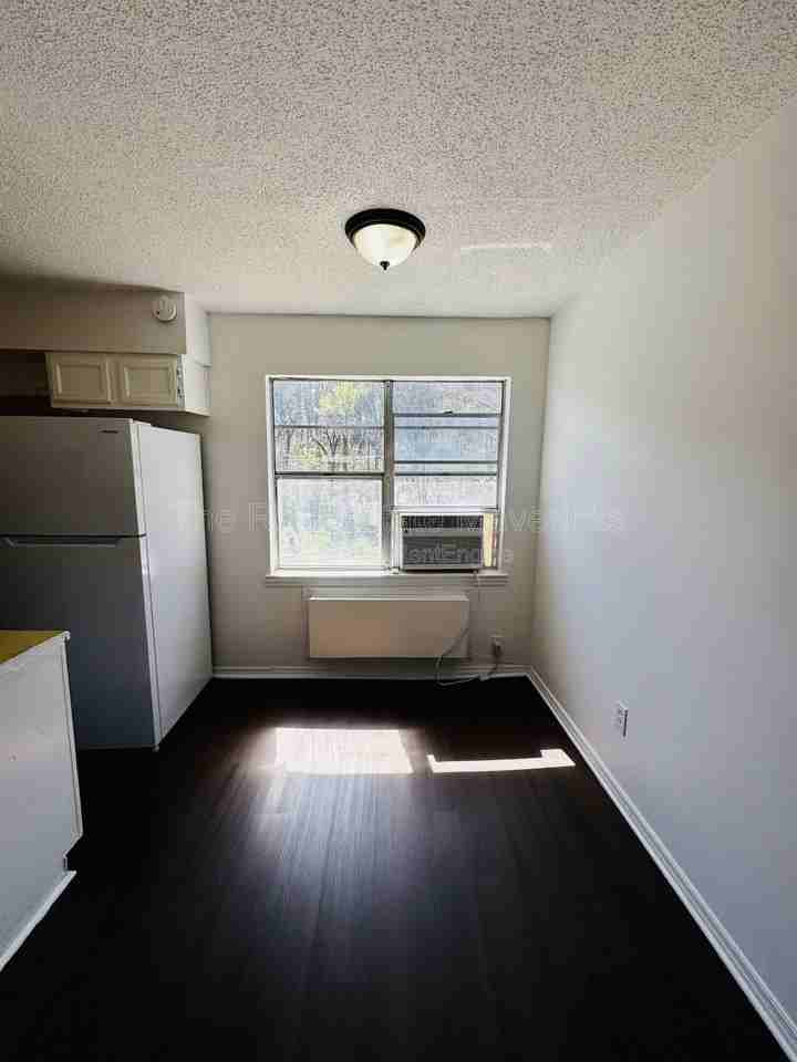 925 Shallowford Rd #6 - Photo 4 of 12