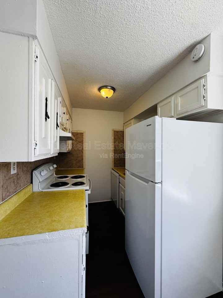 925 Shallowford Rd #6 - Photo 5 of 12