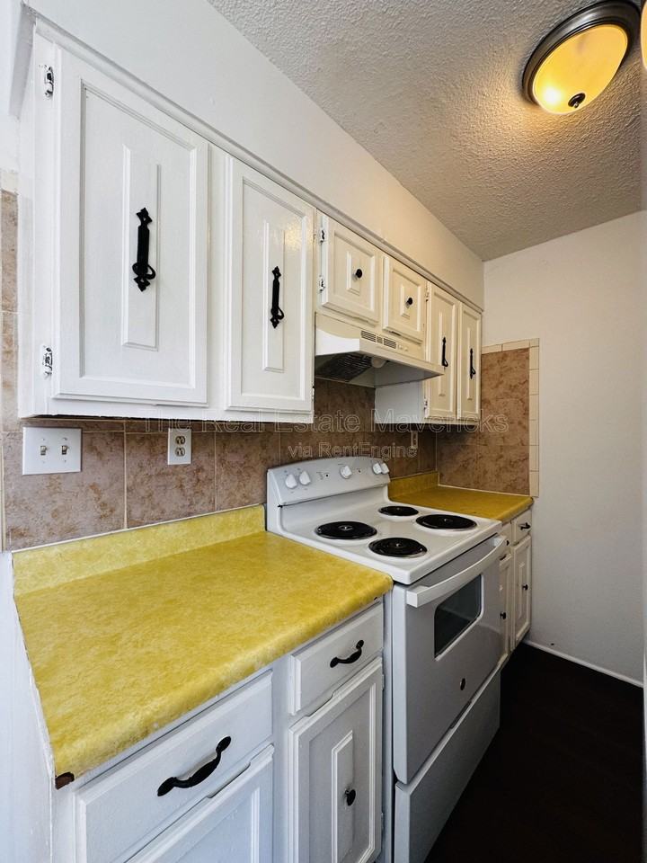 925 Shallowford Rd #6 - Photo 6 of 12