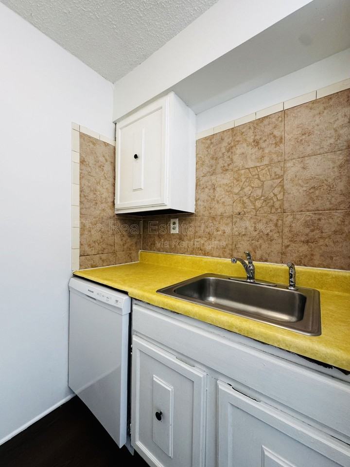 925 Shallowford Rd #6 - Photo 7 of 12