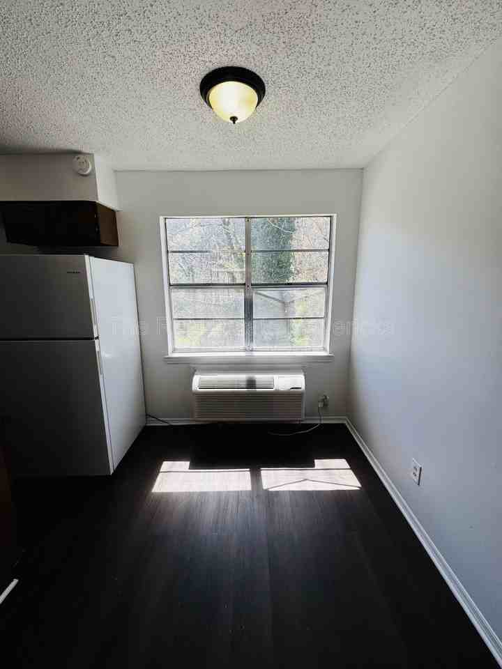 925 Shallowford Rd #8 - Photo 4 of 12