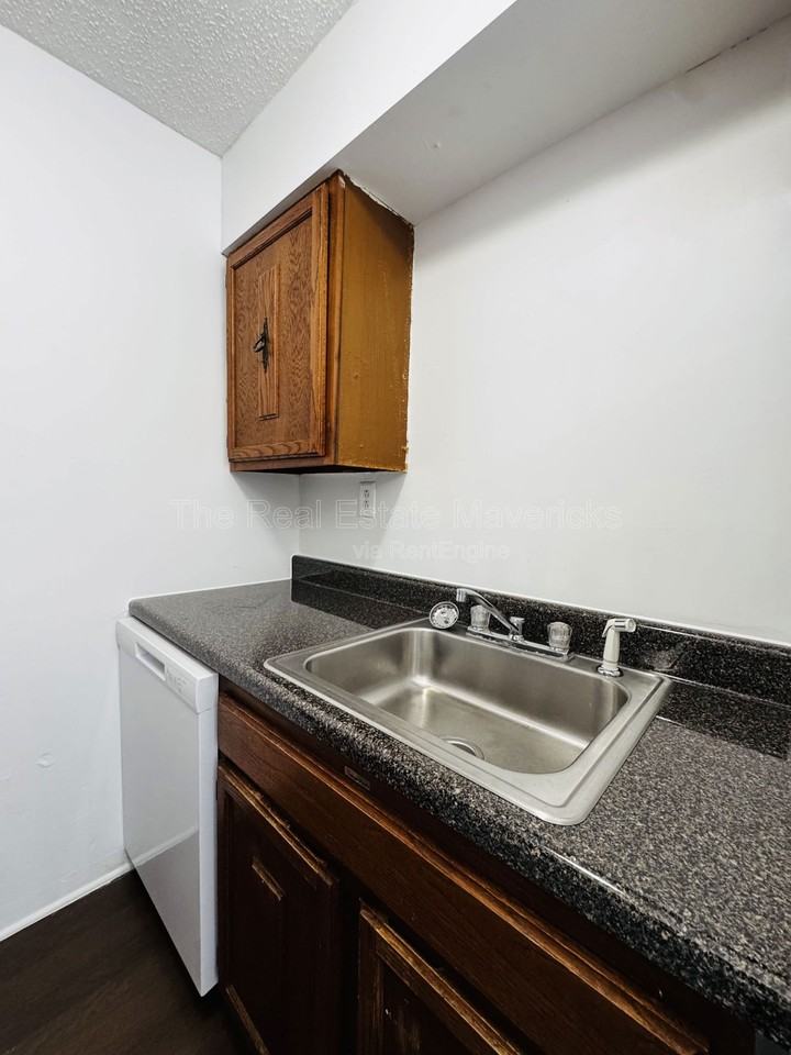 925 Shallowford Rd #8 - Photo 7 of 12