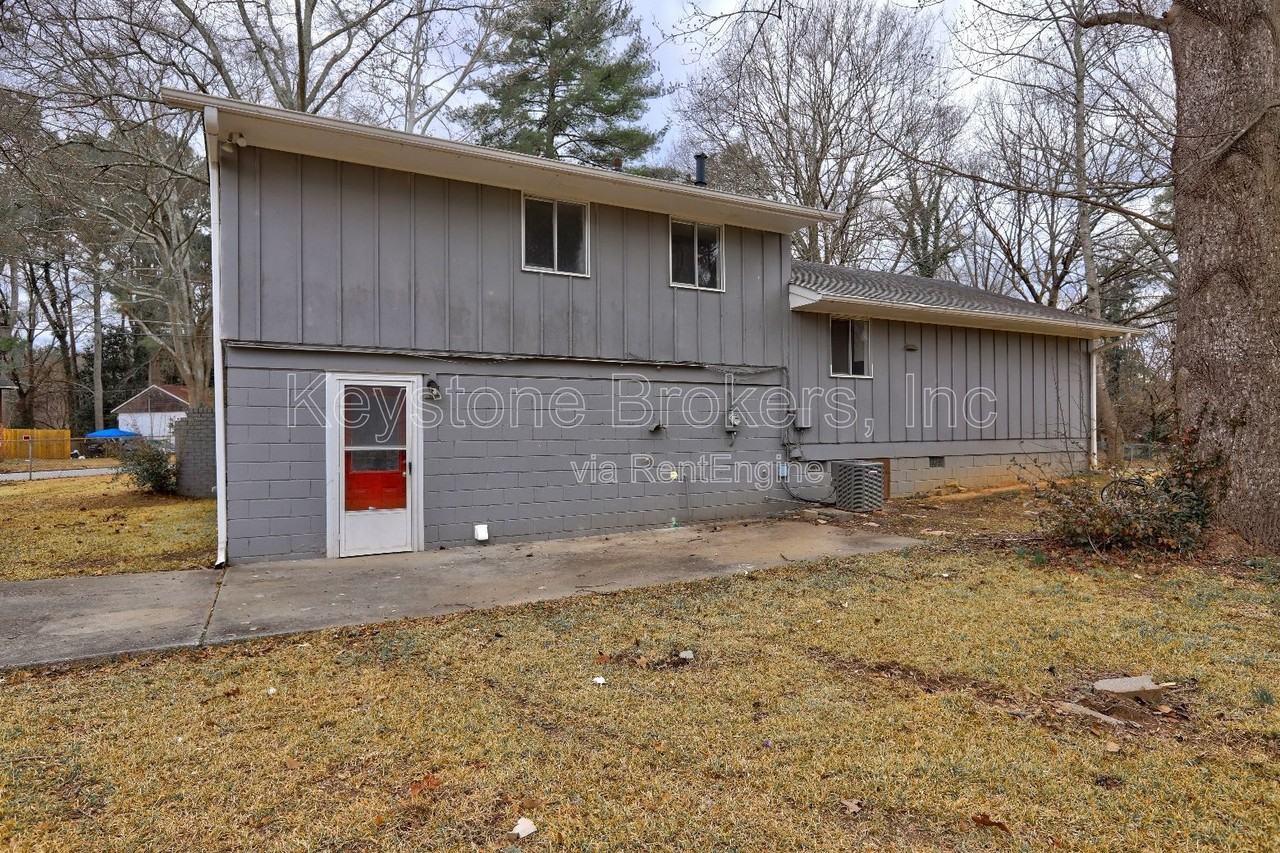 70 Jonathan Rd - Photo 2 of 19