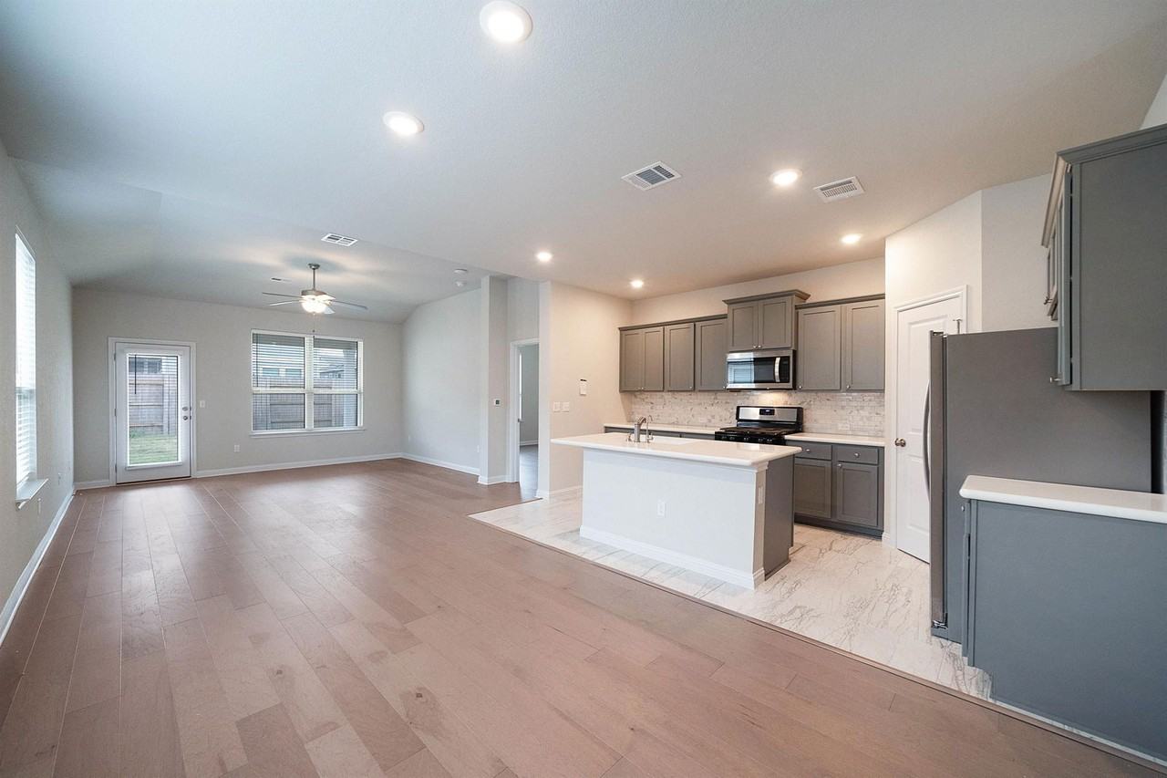 8208 Cottage Rose Dr - Photo 4 of 34