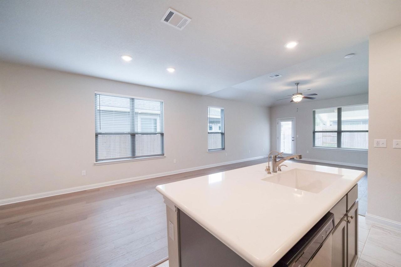 8208 Cottage Rose Dr - Photo 7 of 34