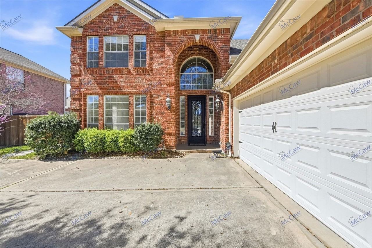 2701 Stone Creek Dr - Photo 2 of 33