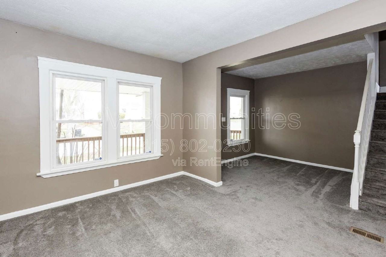 7618 Grand Division Ave - Photo 4 of 19