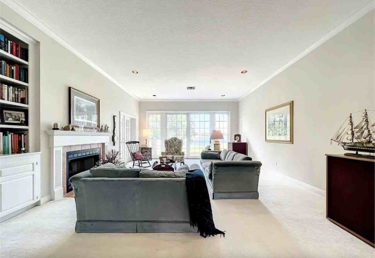 2054 Sawgrass Dr - Photo 4 of 16