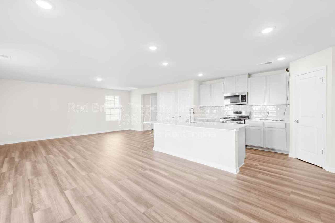 13152 Hampton Bay Ln - Photo 7 of 21