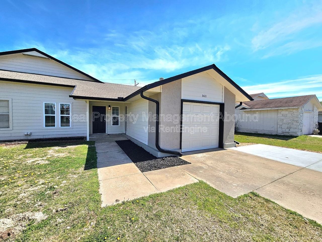 1611 N Hickory Ave - Photo 2 of 30