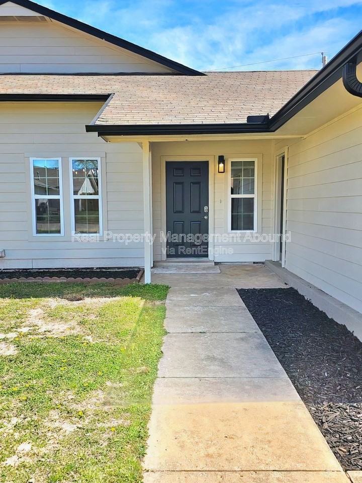 1611 N Hickory Ave - Photo 3 of 30