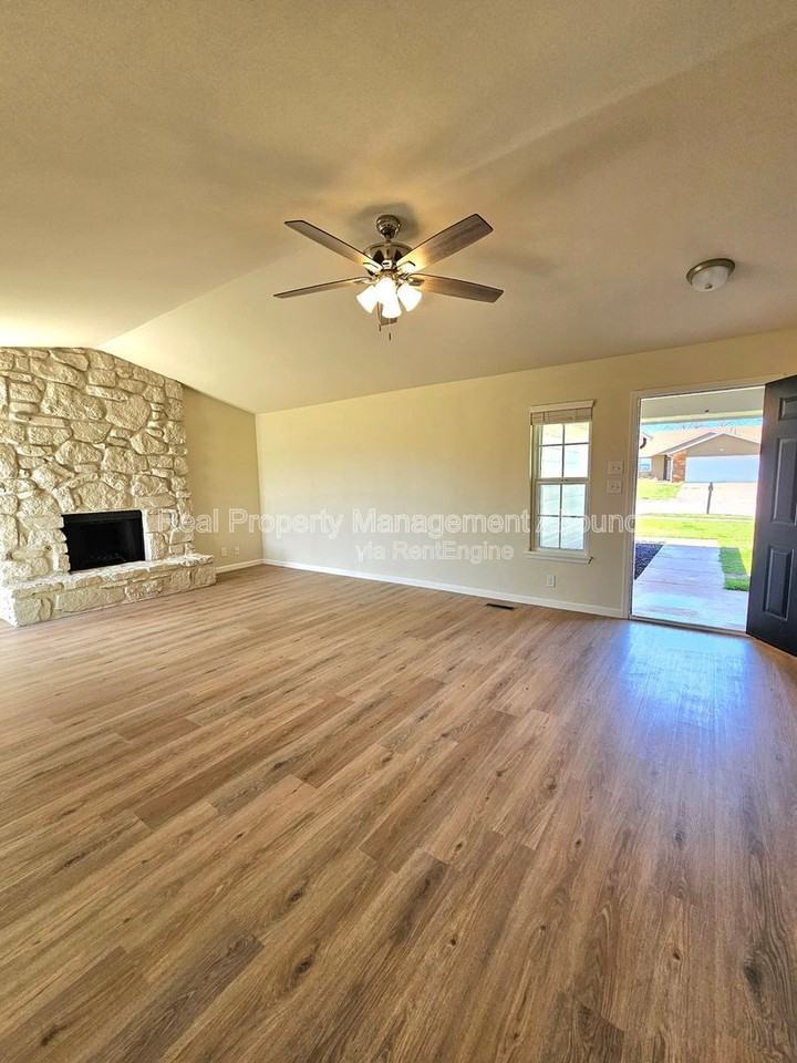 1611 N Hickory Ave - Photo 4 of 30