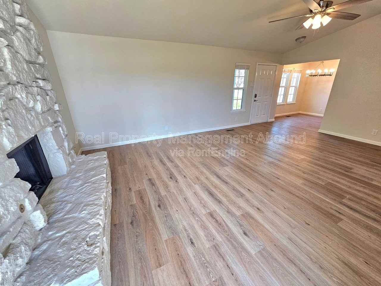 1611 N Hickory Ave - Photo 5 of 30