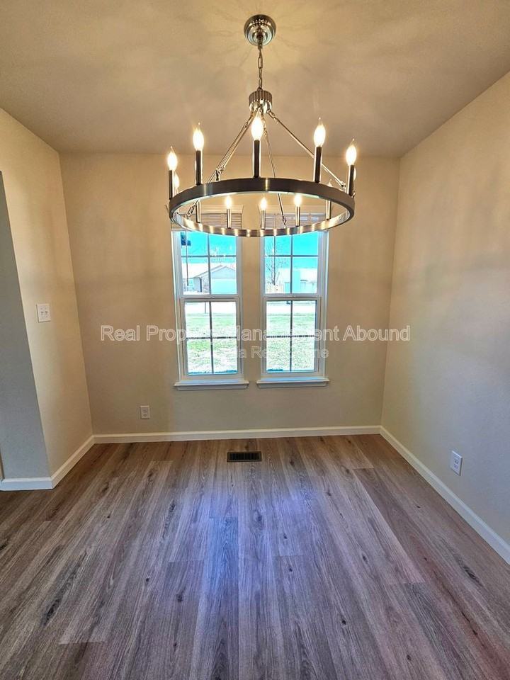 1611 N Hickory Ave - Photo 7 of 30