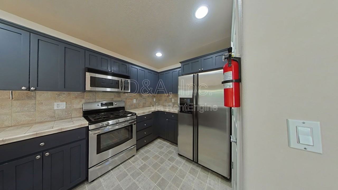 1262 Se Centerpointe Dr - Photo 4 of 14