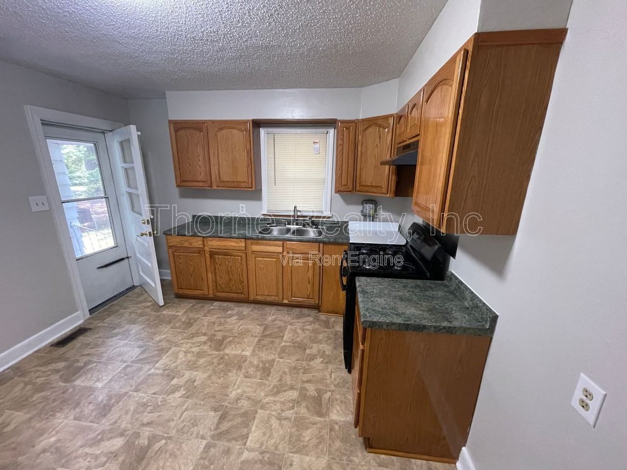 1809 Bedford Rd - Photo 2 of 12